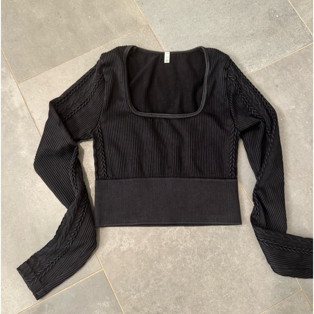 aeire black cropped workout top